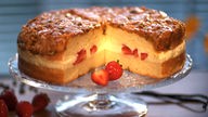 Bienenstich-Torte mit klassischem Vanillepudding und Erdbeeren.