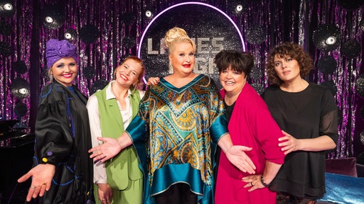 Gemeinsam mit ihren Gästinnen, posiert Gastgeberin Daphne de Luxe (m) vor dem "Ladies Night"-Schriftzug: v.l.n.r. Die Nowak, Laura Brümmer, Ingrid Kühne und Patti Basler.