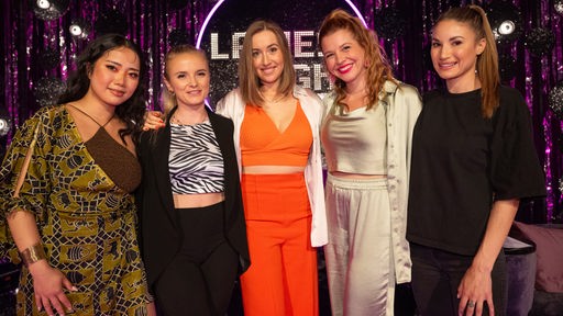 Lena Kupke (mitte) präsentiert die Ladies Night Youngstars. Mit dabei sind (v.l.n.r.): Mai My, Lea Hieronymus, Laura Brümmer und Leila Ladarie.