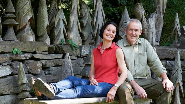 Adelheid und Bernward Lösse auf einer Holzbank.