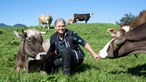 Agnes Jaud mit ihren Kühen auf der Weide. 