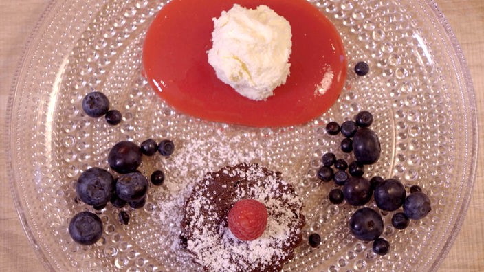 Andreas Dessert: Schokotarte mit Joghurtwölkchen auf Himbeer Fruchtspiegel