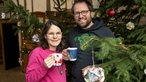 Anja Pötting mit ihrem Mann Marius vor dem Weihnachtsbaum.