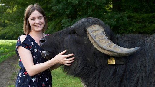 Anna mit Zuchtbulle Ivo