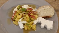 Menü von Anna Mölders: Mangosalat auf Büffelmozzarella & Ciabatta mit Meersalzbüffel-Butter