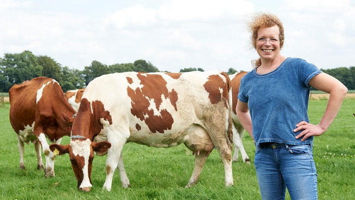 Birgit Schulte-Bisping mit ihren Kühen. 