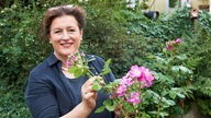 Agnes Böcker riecht an einer Blume