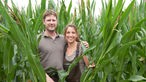 Carina Bürgers mit ihrem Mann im Maisfeld. 