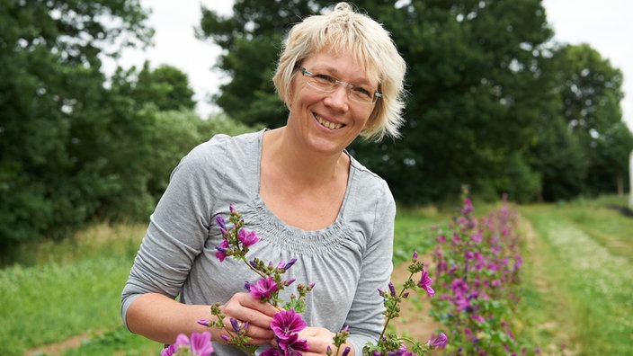 Christiane Thees in einem Blumenbeet.