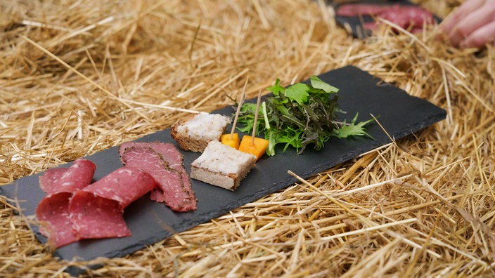 verschiedene Wurstvariationen mit Salat