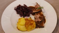 Lammkeule mit Kartoffelgratin und Rotkohl