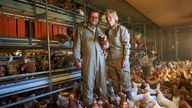 Dorothee Vortmann und Andreas im Hühnerstall