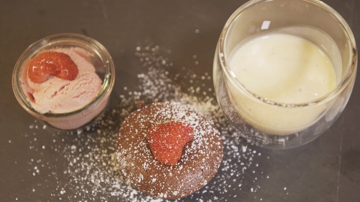 Menü von Florian Schulte Bisping: Joghurt-Erdbeereis mit Schokosoufflé