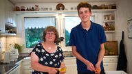 Ines Neyer mit Sohn Daniel in der Küche. 