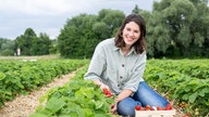 Inga Flachmeier im Erdbeerfeld.