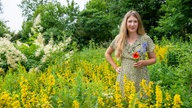 Kate Jacobi auf einer Blumenwiese.