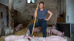 Kate Jacobi im Schweinestall.