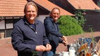 Björn Freitag und Frank Buchholz bei den Dinner-Vorbereitungen.