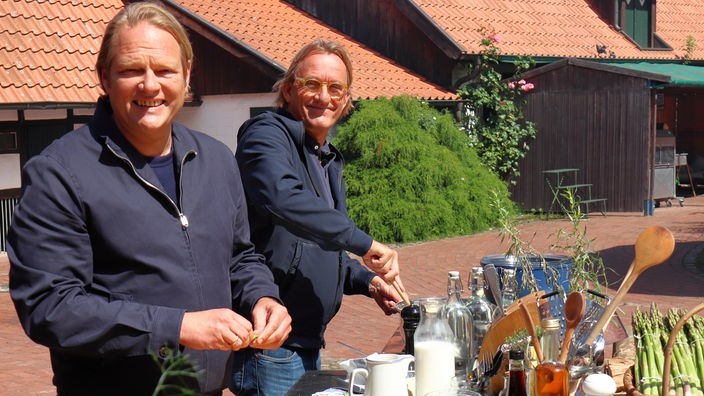 Björn Freitag und Frank Buchholz bei den Dinner-Vorbereitungen.