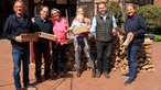 Frank Buchholz mit Ulrich Erpenbeck, Freya Erpenbeck, Annika Erpenbeck mit Sohn Casper, Henner Erpenbeck und Björn Freitag. 