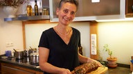 Jutta Sträter mit dem Schweinebratenauf einem Blech.