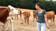 Jutta Sträter mit Kühen auf der Weide. 