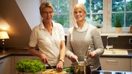 Katharina Püning und ihre Mutter in der Küche. 