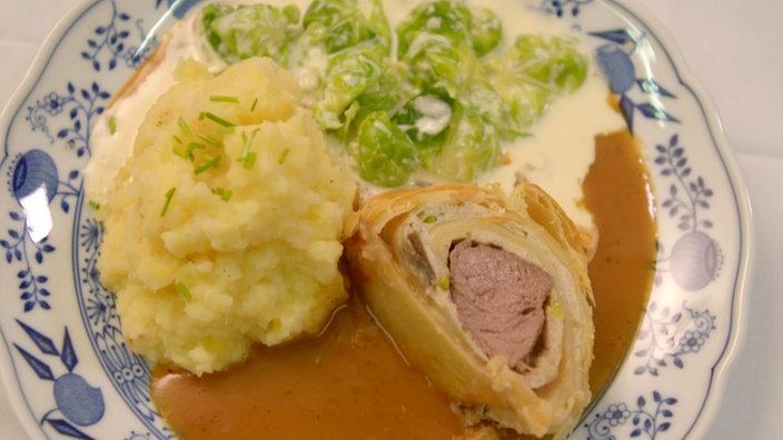 Die Hauptspeise von Katja Scheidtweiler: Gebratener Hirschstrudel mit Rosenkohl und Kartoffel-Sellerie-Püree