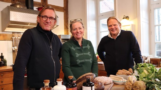  Frank Buchholz und Björn Freitag feiern Weihnachten mit ihren Gästen: Hier mit Iris Haver-Rassfeld 