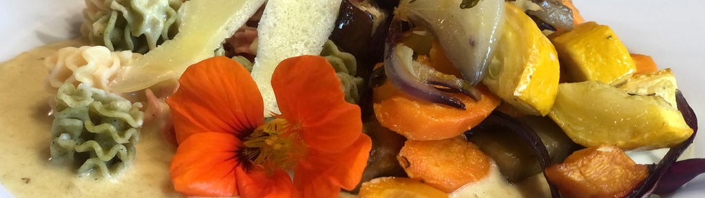 Lupinen-Dinkelnudeln mit Käse-Kräuter-Soße und Ofengemüse
