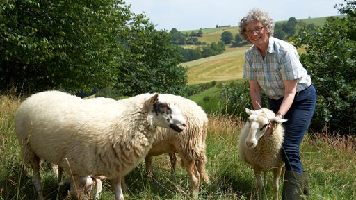 Lisa Anschütz auf der Weide mit ihren Schafen. 