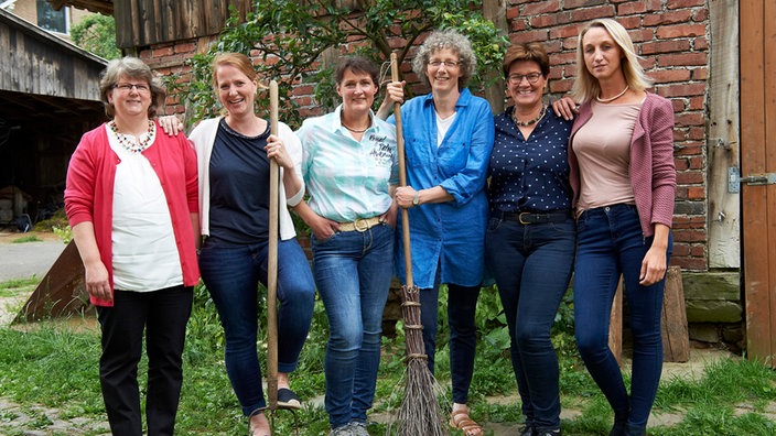 Gruppenfoto der Damen aus Staffel 13 - vor einer Scheune.