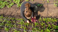 Marie Woeste auf dem Feld.