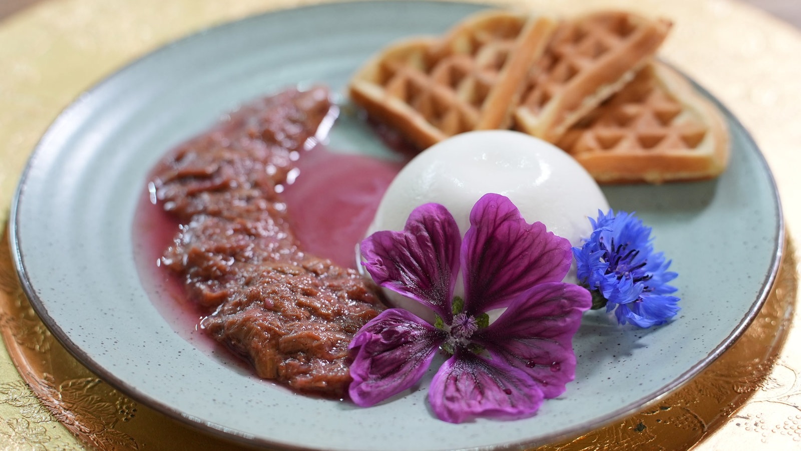 „Wie-Rhabarber-Kompott“ mit Joghurt-Eis, &amp;quot;Land &amp; lecker&amp;quot;, Staffel 21 ...