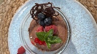 Schoko-Mousse mit frischen Beeren