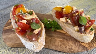 Warme Bruschetta mit Ziegenweichkäse