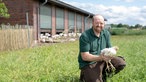 Rainer Overkämping mit einem Masthähnchen. 