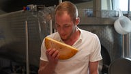 Florian riecht an Käse