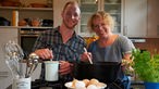 Florian und Mutter Birgit kochen gemeinsam am Herd