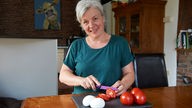Silvia Mölders bereitet einen Caprese-Salat vor.