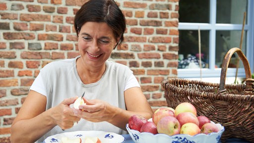 Eine Frau schält Äpfel