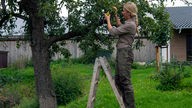 Theresa Cossmann steht im Birnenbaum