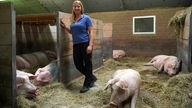 Theresa Leiders im Schweinestall.