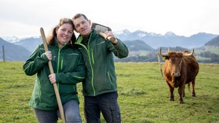 Theresa Tischner hält mit ihrem Mann Hansi irische Dexter-Rinder auf den Wiesen des Voralpenlands.