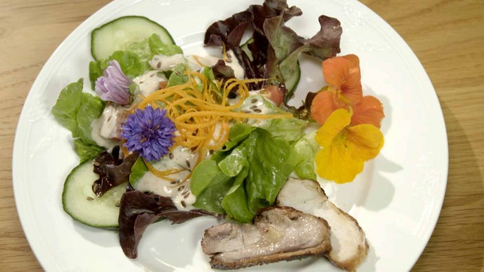 Bunter Salat mit Hähnchenbrust. 