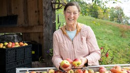 Wendy LeBlanc sortiert Äpfel. 