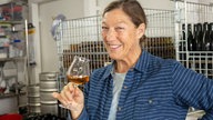 Wendy LeBlanc verkostet Cider. 