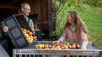 Wendy LeBlanc und ihr Mann Patrick sortieren Äpfel. 