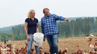 Björn Freitag und Anna Sophie Meyer-Fehring inmitten ihrer Hühner. 