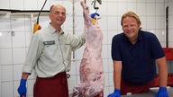 Christoph Beemelmans und Björn Freitag mit einem geschlachteten Wildschwein.